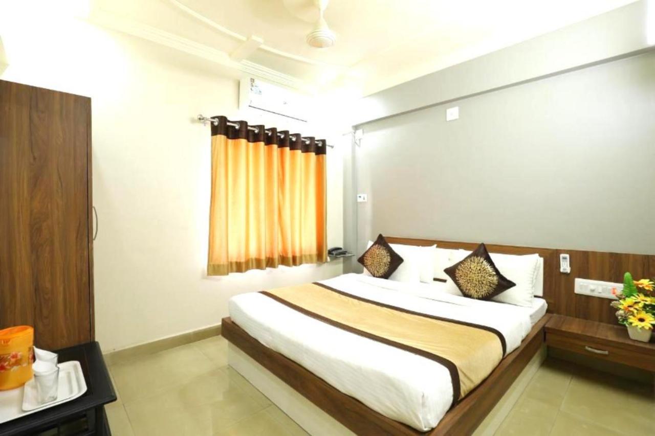 Hotel Loyal Residency จัมนาการ์ ภายนอก รูปภาพ