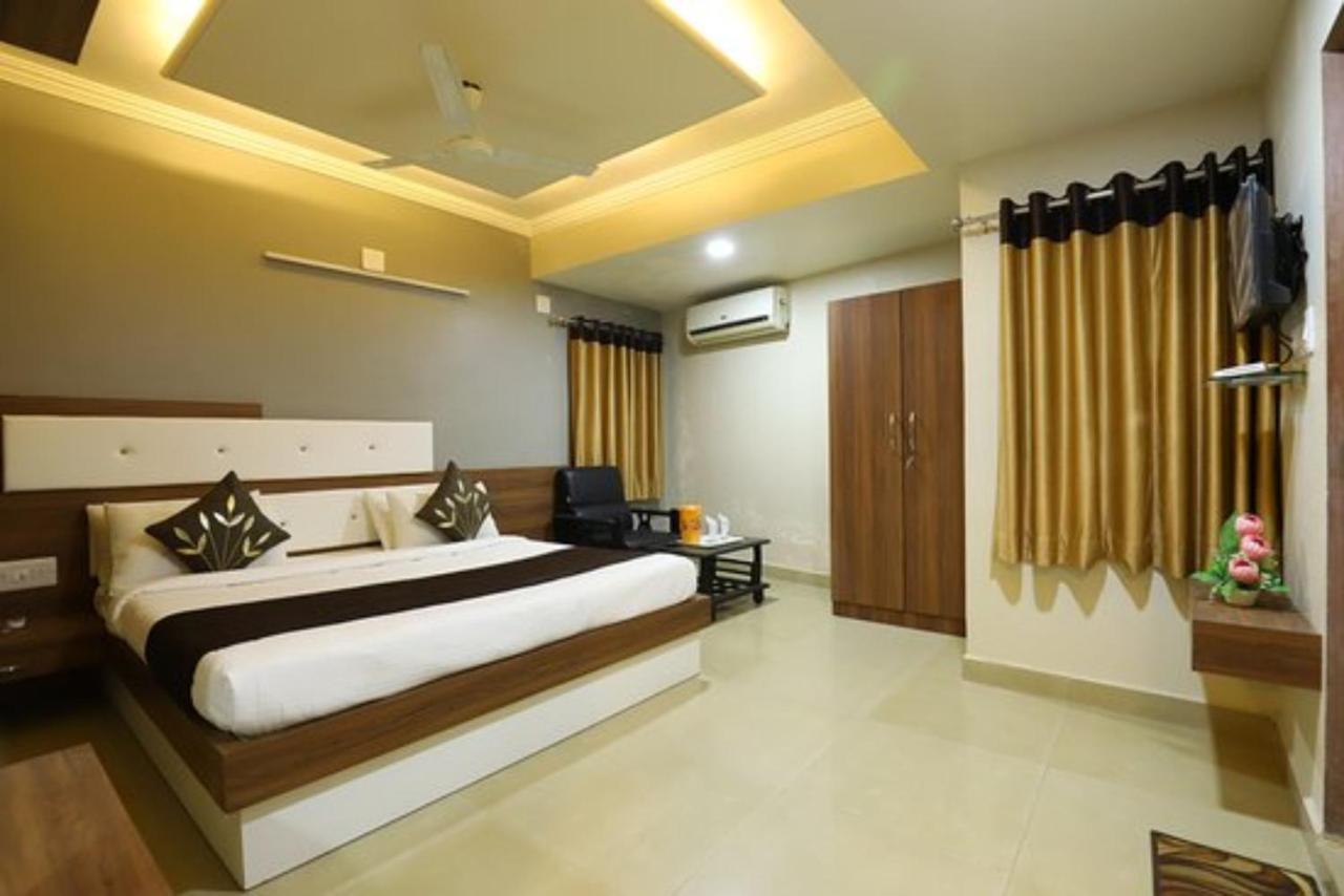 Hotel Loyal Residency จัมนาการ์ ภายนอก รูปภาพ