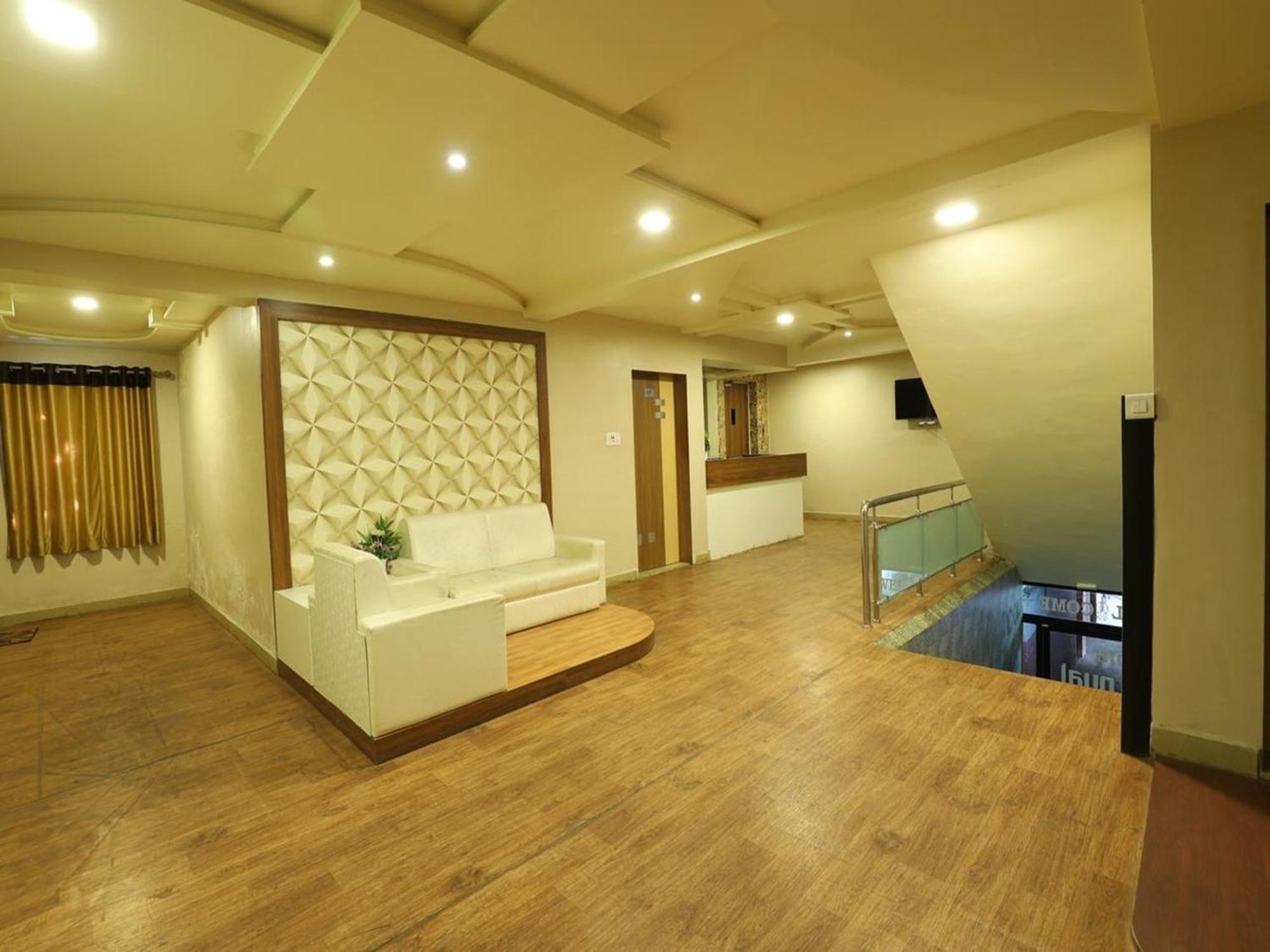 Hotel Loyal Residency จัมนาการ์ ภายนอก รูปภาพ