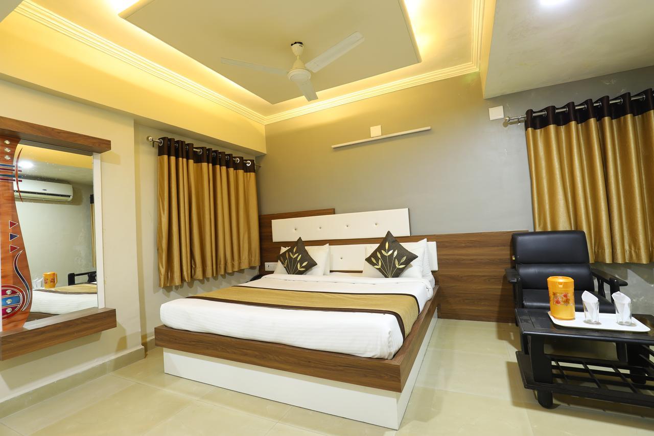 Hotel Loyal Residency จัมนาการ์ ภายนอก รูปภาพ