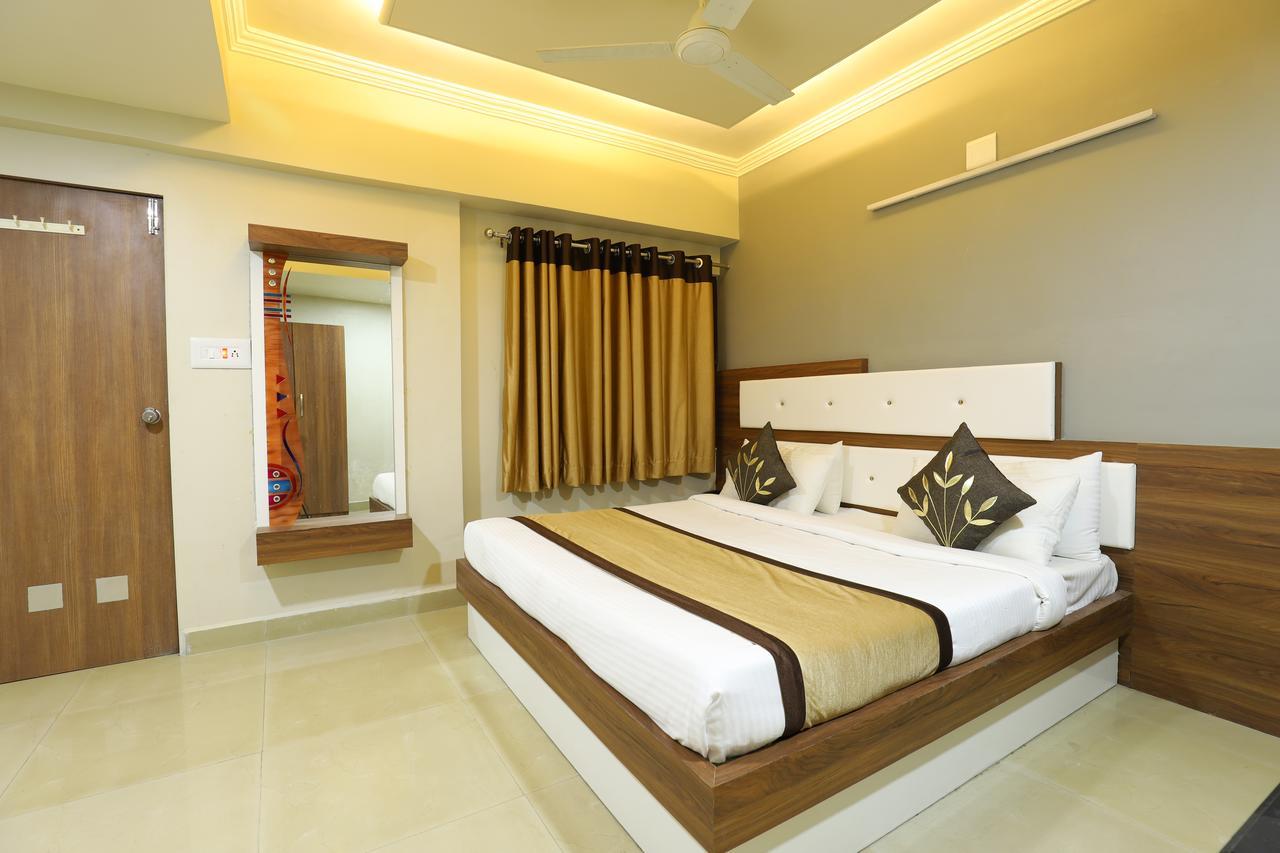 Hotel Loyal Residency จัมนาการ์ ภายนอก รูปภาพ