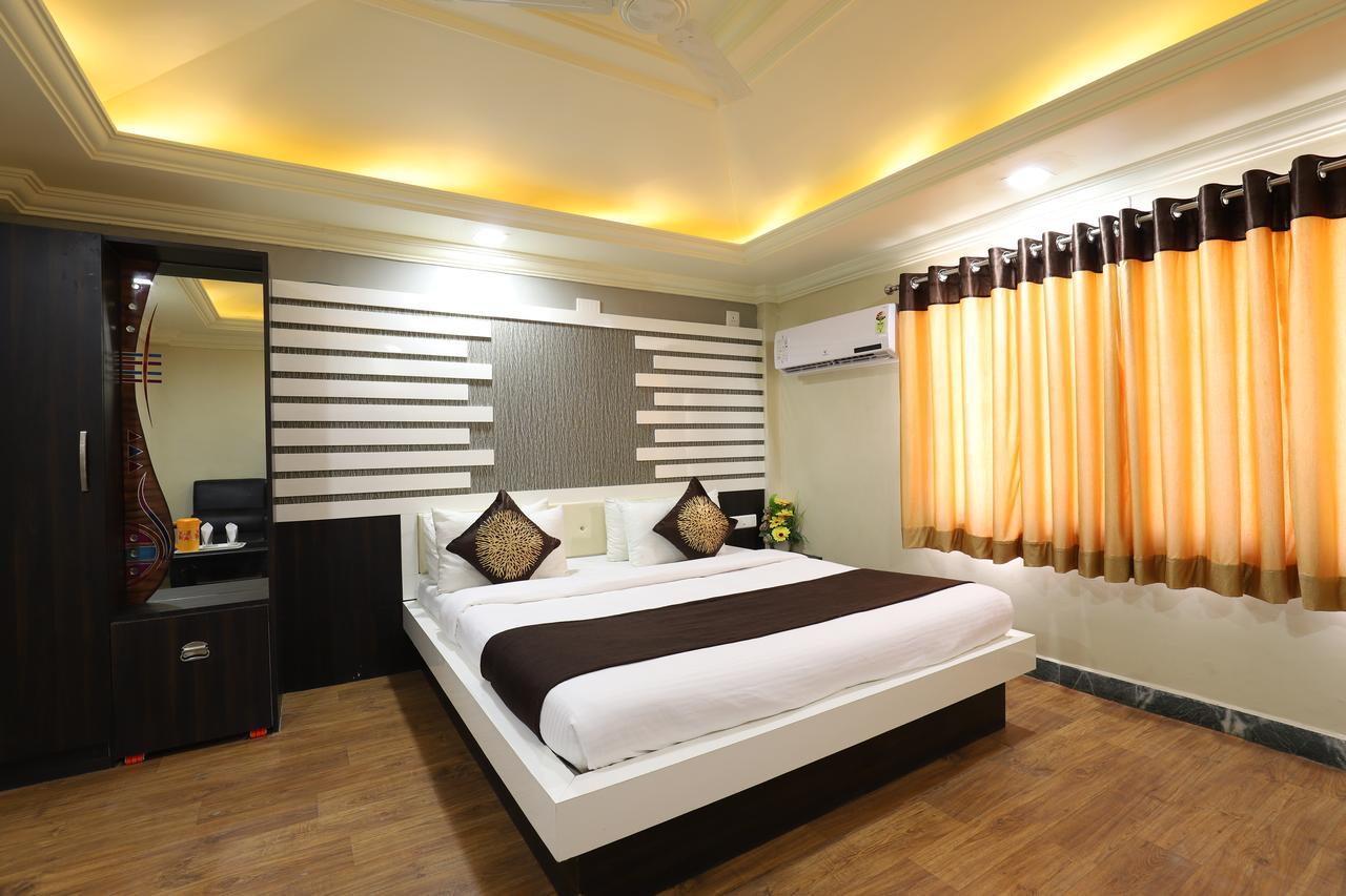 Hotel Loyal Residency จัมนาการ์ ภายนอก รูปภาพ
