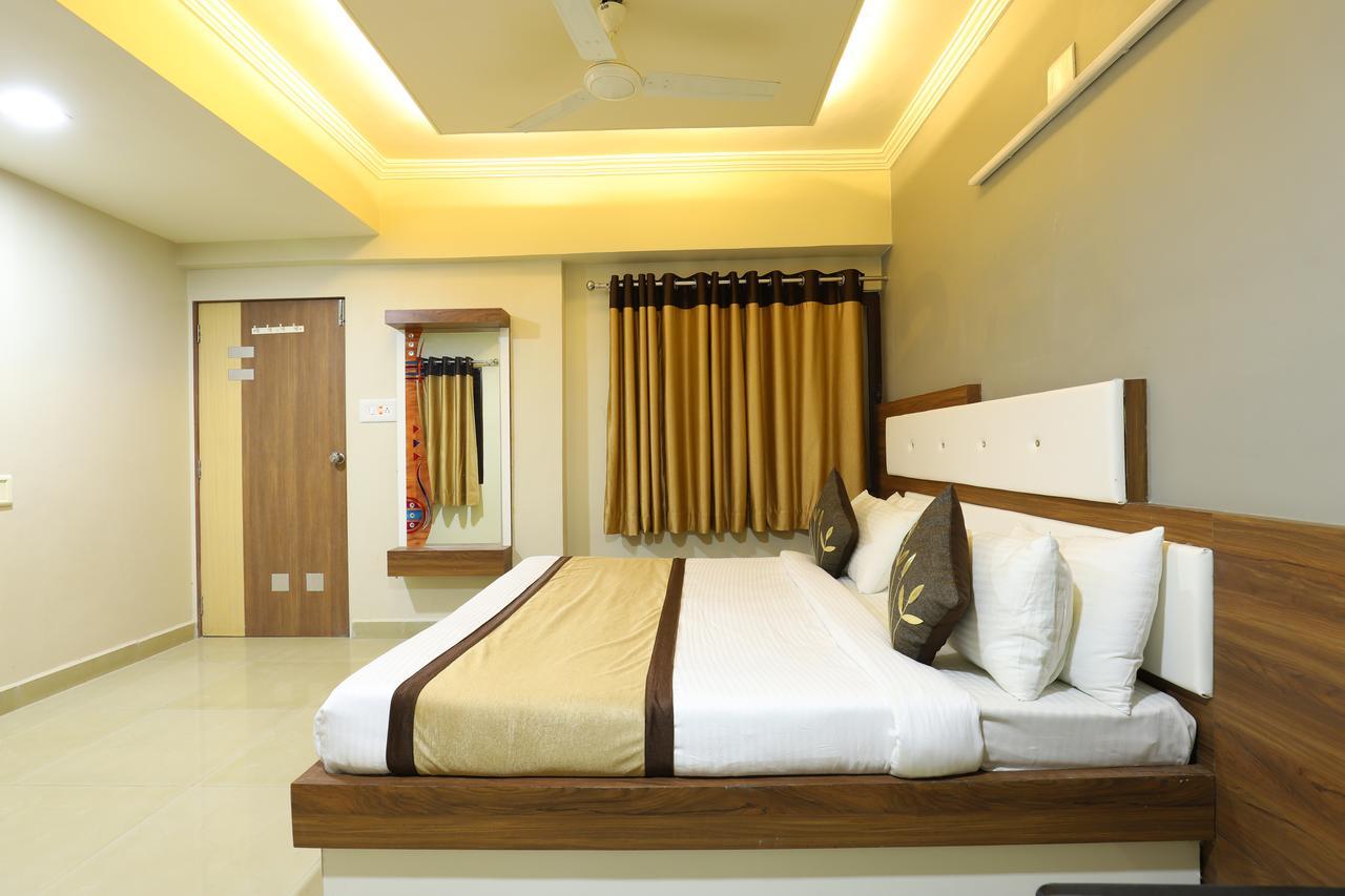 Hotel Loyal Residency จัมนาการ์ ภายนอก รูปภาพ