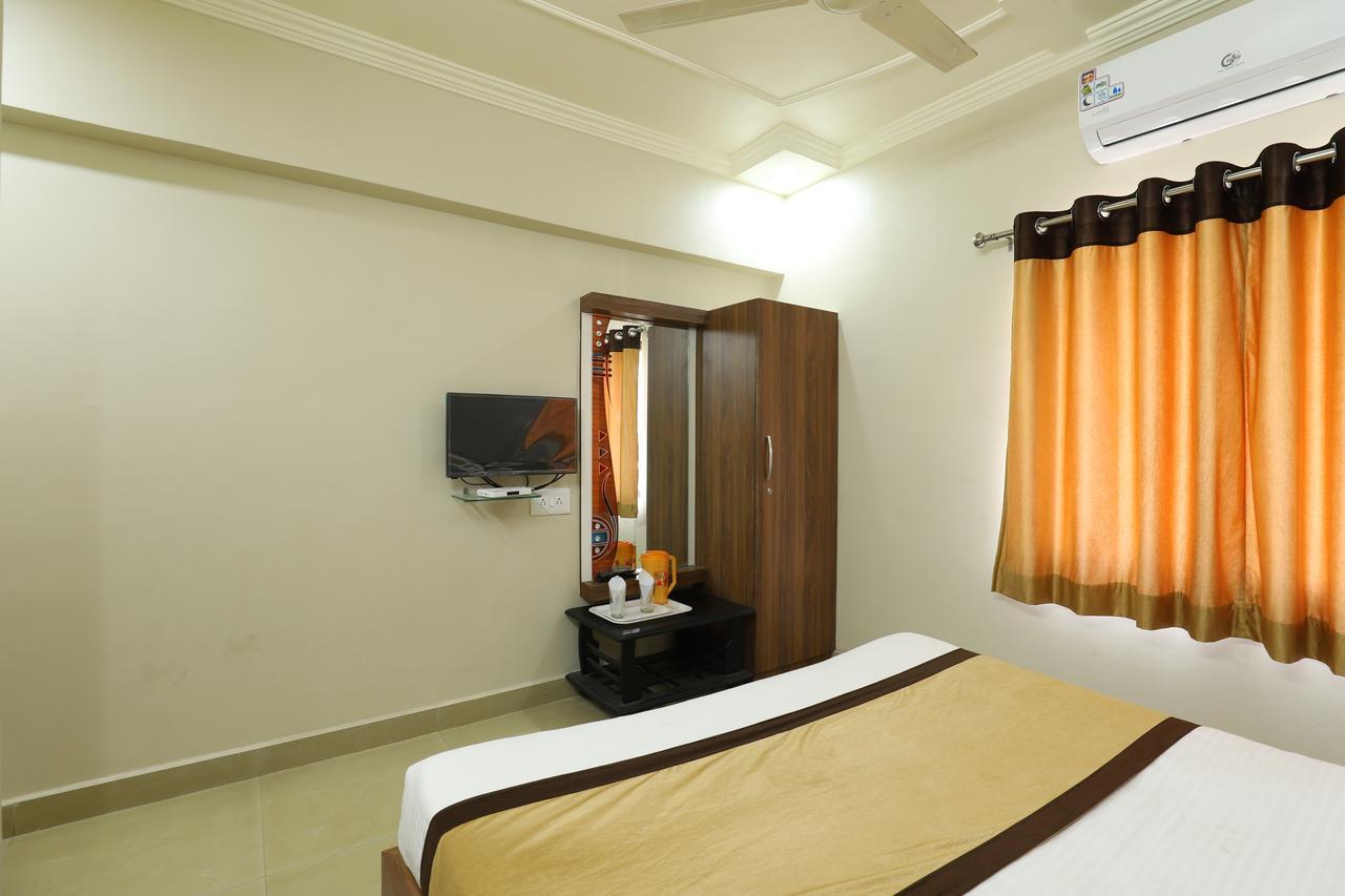 Hotel Loyal Residency จัมนาการ์ ภายนอก รูปภาพ