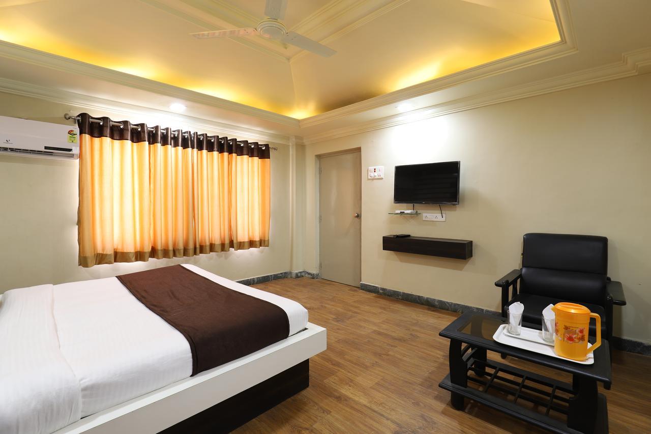 Hotel Loyal Residency จัมนาการ์ ภายนอก รูปภาพ