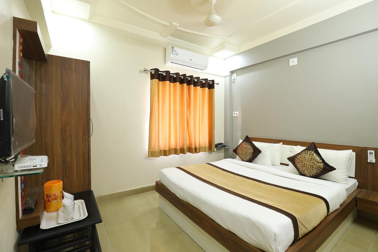 Hotel Loyal Residency จัมนาการ์ ภายนอก รูปภาพ