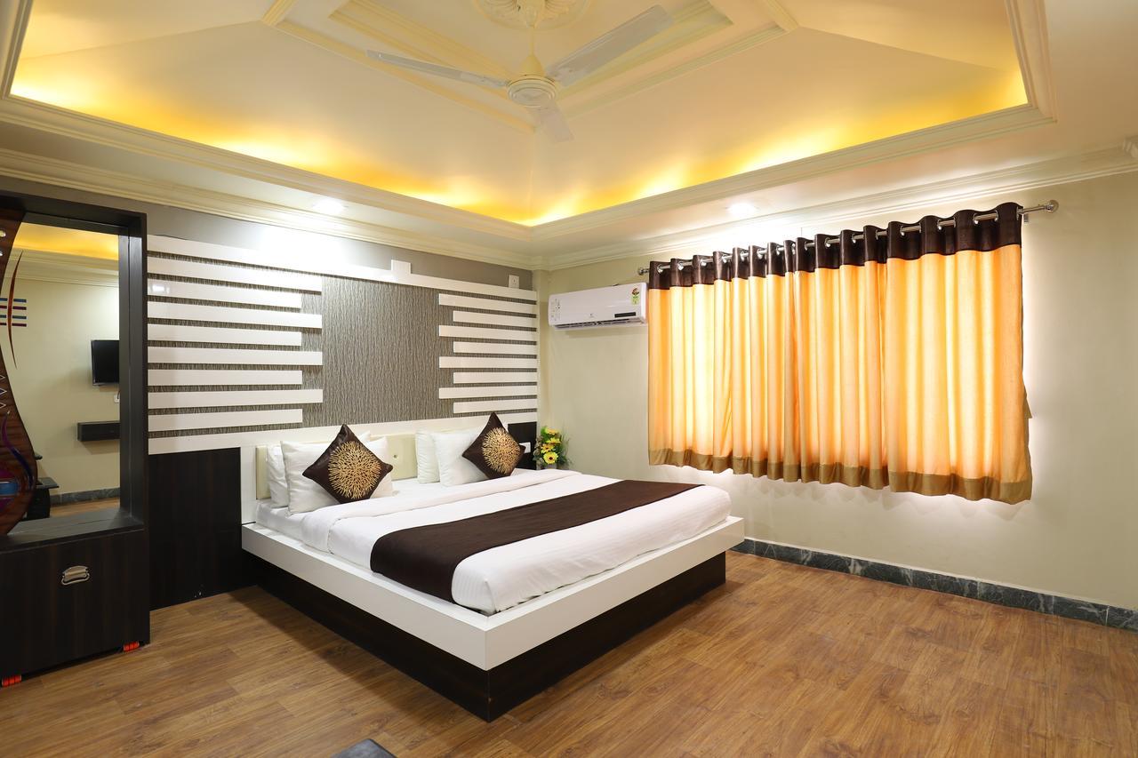 Hotel Loyal Residency จัมนาการ์ ภายนอก รูปภาพ