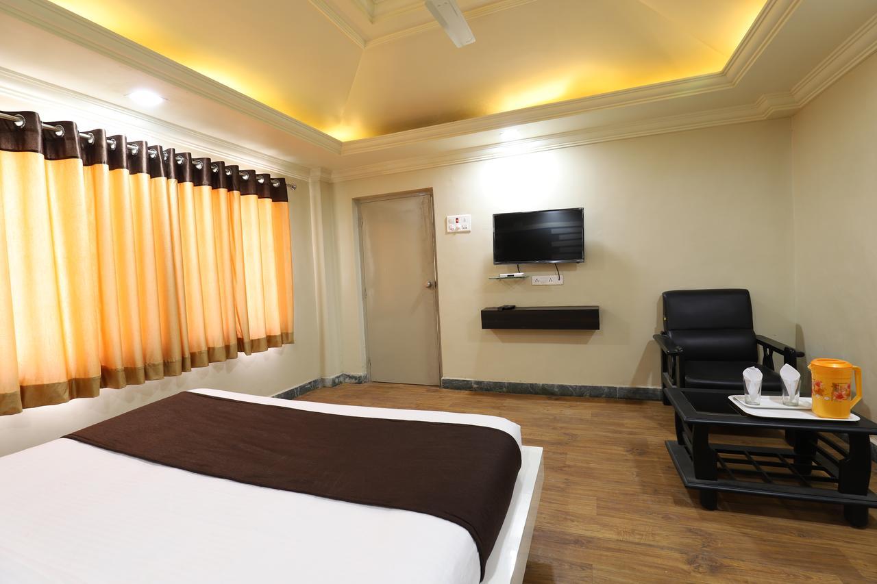 Hotel Loyal Residency จัมนาการ์ ภายนอก รูปภาพ
