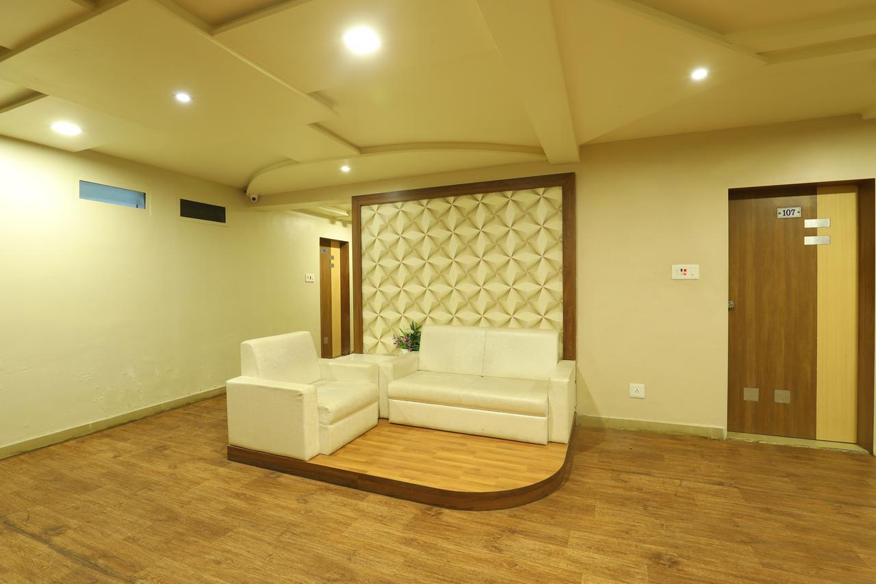 Hotel Loyal Residency จัมนาการ์ ภายนอก รูปภาพ