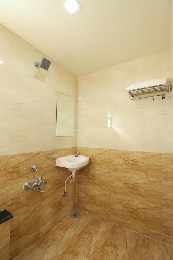 Hotel Loyal Residency จัมนาการ์ ภายนอก รูปภาพ