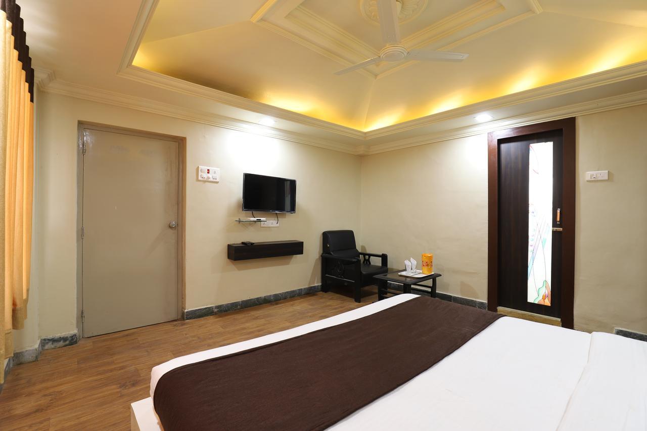 Hotel Loyal Residency จัมนาการ์ ภายนอก รูปภาพ