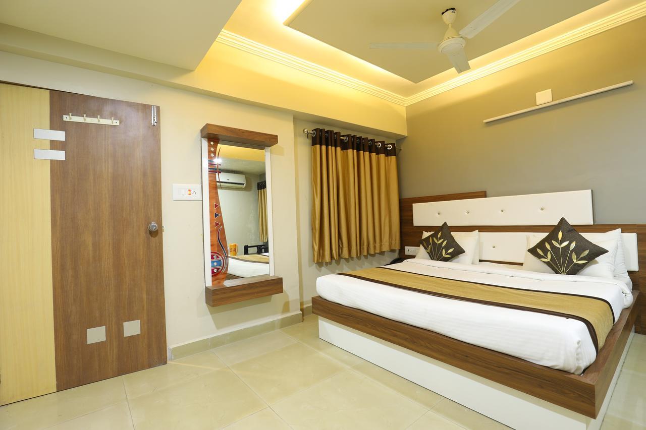 Hotel Loyal Residency จัมนาการ์ ภายนอก รูปภาพ