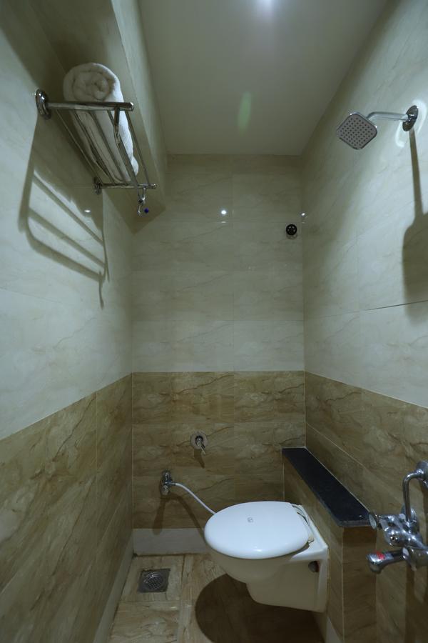 Hotel Loyal Residency จัมนาการ์ ภายนอก รูปภาพ