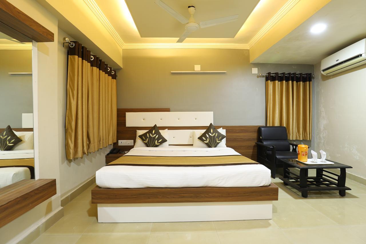 Hotel Loyal Residency จัมนาการ์ ภายนอก รูปภาพ