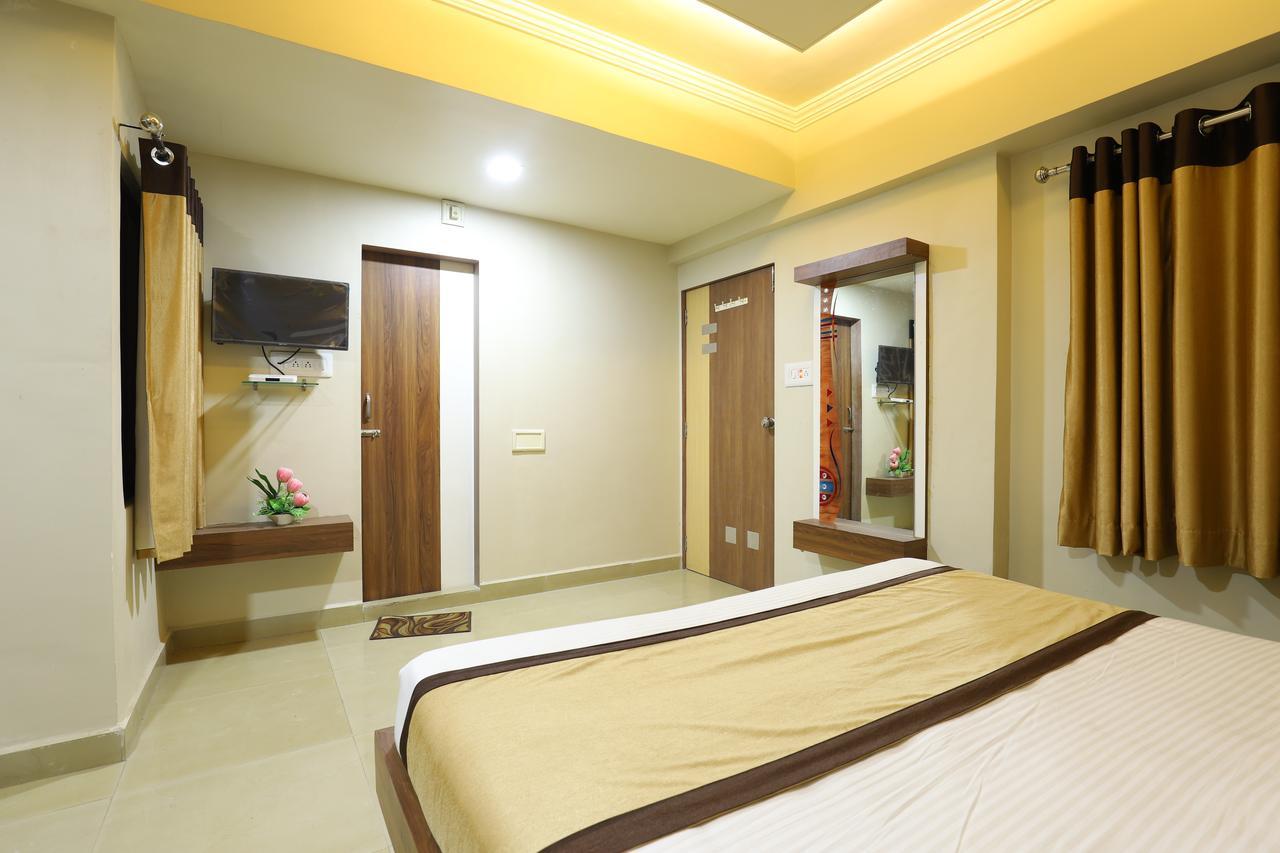 Hotel Loyal Residency จัมนาการ์ ภายนอก รูปภาพ