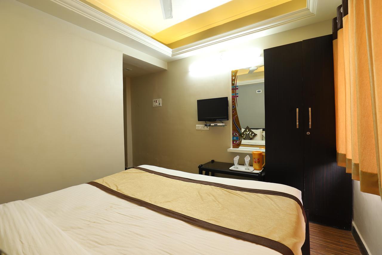 Hotel Loyal Residency จัมนาการ์ ภายนอก รูปภาพ