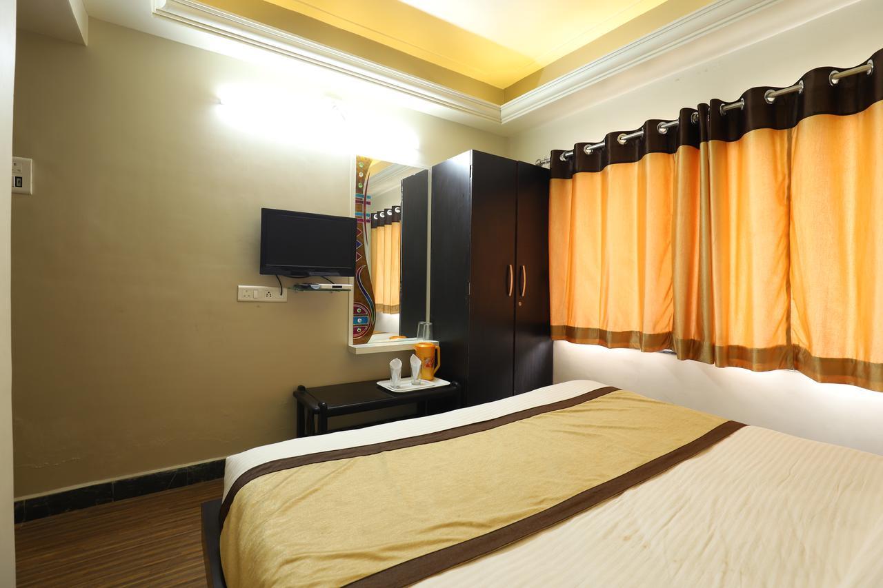 Hotel Loyal Residency จัมนาการ์ ภายนอก รูปภาพ