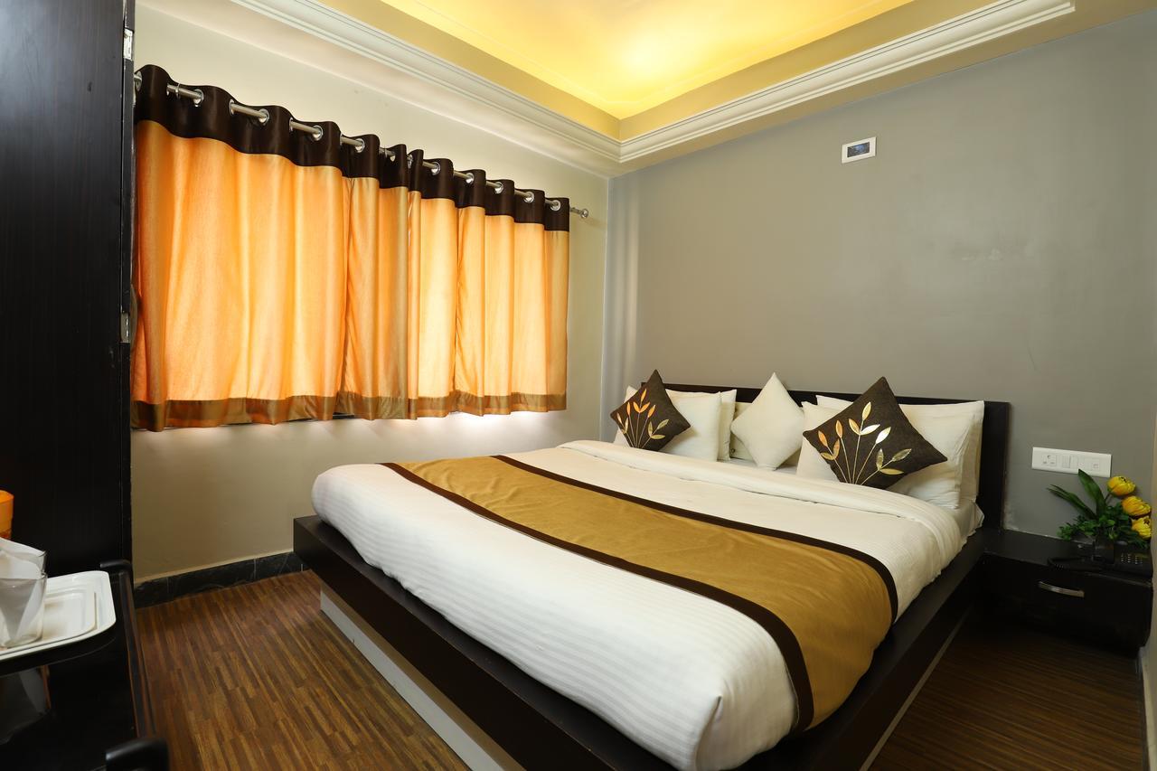 Hotel Loyal Residency จัมนาการ์ ภายนอก รูปภาพ