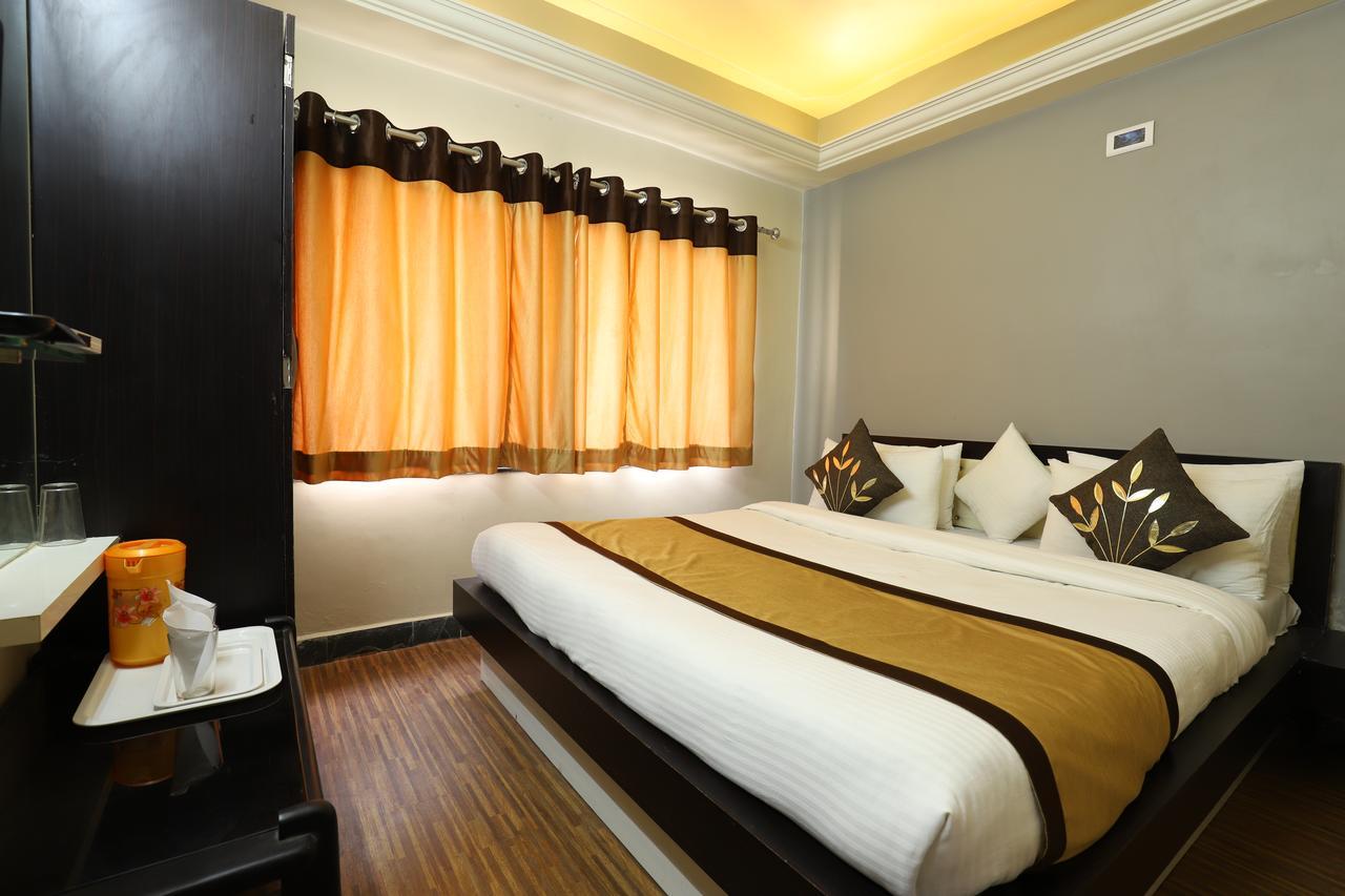 Hotel Loyal Residency จัมนาการ์ ภายนอก รูปภาพ